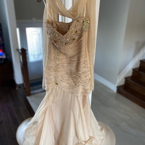 Dresses - Picture 7 of 8